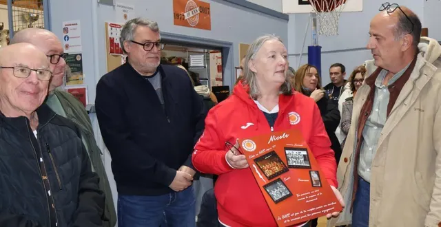 photo  nicole biard mise à l’honneur par le président du bbcc, jean-paul chevet.  &copy;  ouest-france 
