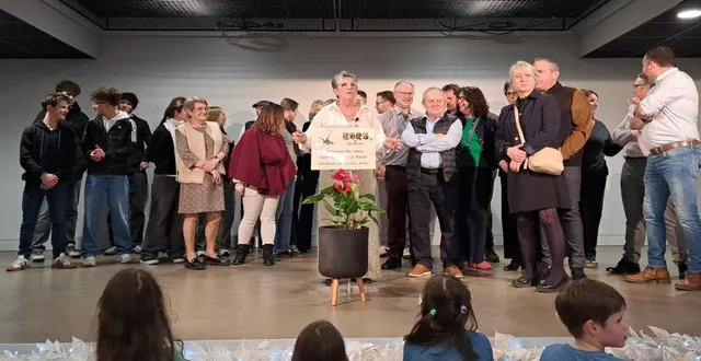 photo  martine couet est entourée des élus, des agents communaux et des jeunes qui ont participé aux chantiers argent de poche.  &copy;  ouest-france 