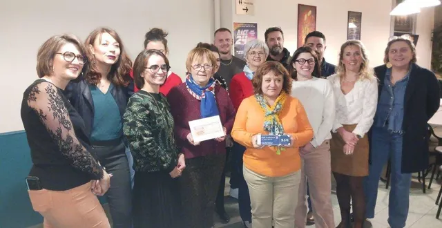 photo  l’association plac’écommoy a profité de son assemblée générale, jeudi, pour remettre les lots de leur animation de fin d’année.  &copy;  ouest-france. 