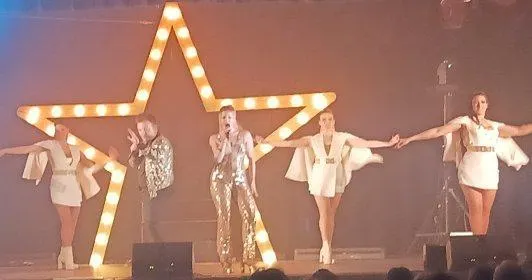 photo  c’est devant 400 spectateurs enthousiastes que la troupe hit live s’est produite, samedi soir, dans la salle polyvalente. ils ont proposé un voyage à travers les comédies musicales, de « starmania » aux « dix commandements », en passant par le « roi soleil ». anne ballester, en charge de la culture, était entièrement satisfaite d’avoir pu remplir la salle.  &copy;  ouest-france 