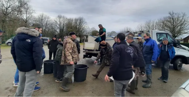 photo  une dizaine de binômes se sont dispatché la livraison remuante qui a retrouvé la liberté en divers points du secteur de pêche de luché.  &copy;  ouest-france 