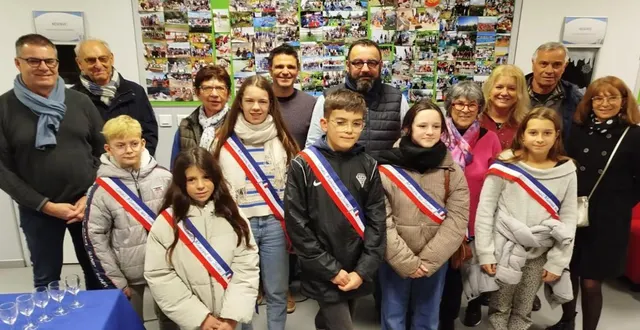 photo  six des jeunes élus à l’issue du scrutin en présence des élus richard viau, jean-claude sancereau, martine richoux ; martin bouchaud, responsable du spot ; mickaël le vourch, élu référent ; marie- madeleine monnier, maire ; christelle chalumeau- racineux, jean-michel leduc et betty limousin.  &copy;  co 