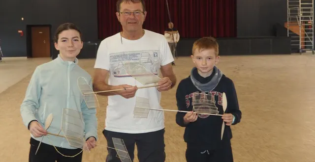 photo  bertrand moriceau, entouré de lucien da sylva de corné (à droite), qui devance de 7 secondes, en catégorie cadet, louanne garnier, de vendée, seule féminine (à gauche).  &copy;  co 