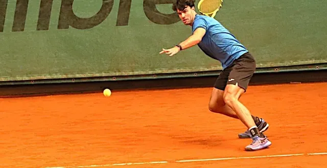 photo  malgré une alerte physique au premier set, pierre delage a renversé le jeu pour s’imposer en trois sets (5-7, 6-3, 6-2) face à victor barrere.  &copy;  serge ruer 
