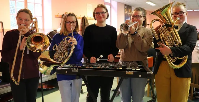 photo  les cinq sœurs boissé, de la benjamine à l’aînée : sasha, 12 ans, au trombone, thalya, 15 ans, au cor, lilou, 17 ans, au glockenspiel, madeleen, 20 ans, au cornet, et aurianne, 22 ans, à l’euphonium, ici en marge d’une répétition avec crescendo, à parcé-sur-sarthe.  &copy;  ouest-france 