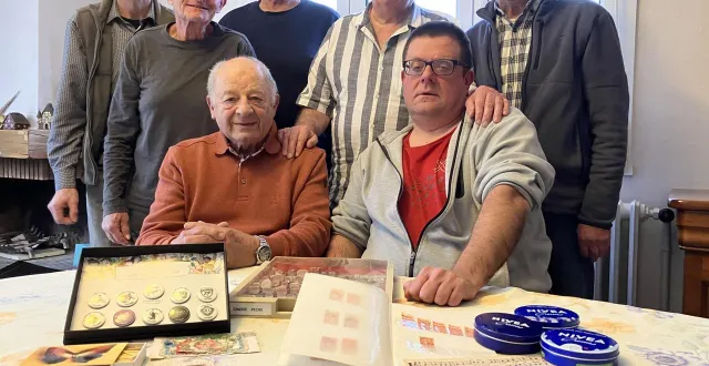 photo  de gauche à droite : michel, francis, jean-paul, michel, jean-françois, tony et lionel posent derrière divers objets collectionnés.   &copy;  le maine libre 
