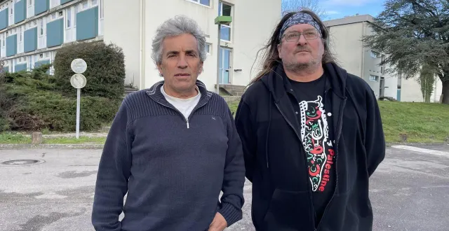 photo  hervé marcault (cfdt) et martial mirailles (cgt), représentants syndicaux de l’afpa en pays de la loire, devant les dortoirs du centre de formation de saint-herblain.  &copy;  ouest-france 