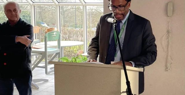 photo  laurent vérin, le directeur du groupement hospitalier de territoire (ght) les collines de normandie, qui comprend entre autres les centres hospitaliers de flers (orne) et vire-normandie (calvados), sous les yeux du docteur pierre-emmanuel henneresse, président du comité médical d’établissement (cme).  &copy;  ouest-france 