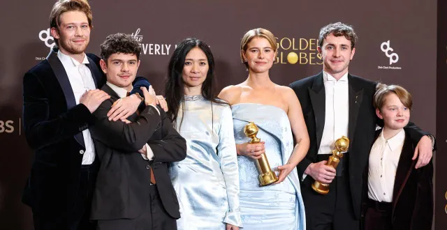 photo  joe alwyn, noah jupe, chloe zhao, jessie buckley, paul mescal et jacobi jupe, à la dernière cérémonie des golden globes où 