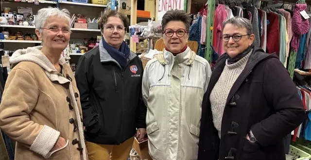 photo  martine bonnifait (à droite), secrétaire générale du secours populaire à la flèche (sarthe), avec des bénévoles du mouvement qui préparent le déménagement de l’association pour début février 2026.  &copy;  ouest-france 