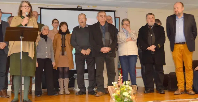 photo  au premier plan, à gauche, galiène cohu, maire de loir-en-vallée (sarthe), vice-présidente de la communauté de communes de loir-lucé-bercé et conseillère départementale, aux côtés de son conseil municipal.  &copy;  ouest-france 
