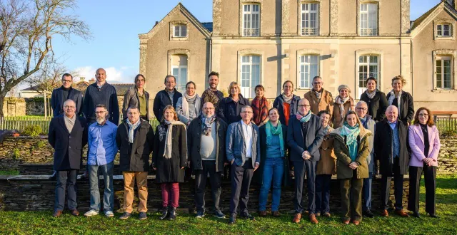 photo  une partie des candidats de la liste partageons notre avenir, conduite par marc bainvel (devant, sixième à partir de la droite).  &copy;  guillaume_gozard 