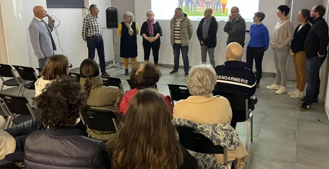 photo  au micro, marc dutruel, maire de cheffes, entouré d’une partie de son conseil municipal, a adressé ses derniers vœux devant près de 80 personnes.  &copy;  co 