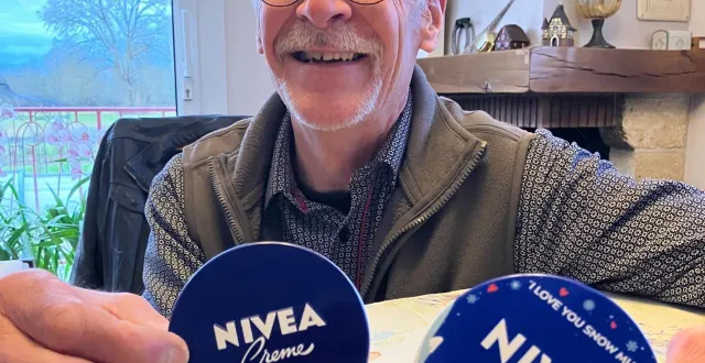 photo  michel lesaint avec quelques exemplaires de sa collection.  &copy;  le maine libre 