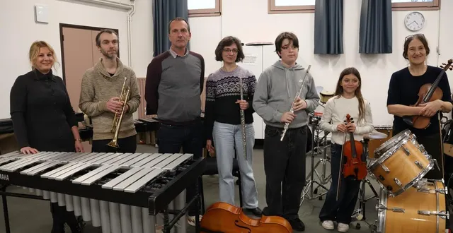 photo  le directeur, jean-philippe d’hollande ; la secrétaire, la coordinatrice fanny kersivien, et une enseignante de trio… s, ainsi que deux élèves de l’école, prêts pour jour 2 fêtes, événement qui aura lieu au centre socioculturel d’hennebont les 30 et 31 janvier 2026.  &copy;  ouest-france 