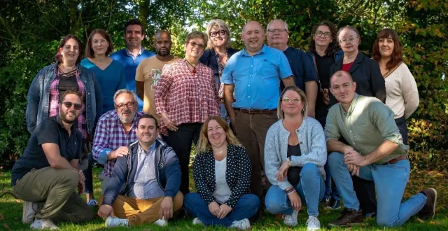 photo  les colistiers, de gauche à droite. accroupis : ken hébert, emmanuel bost, bertrand vivier, jessica oger, natacha saulou, fabien chevreux. debout : nathalie esnault, virginie hubert, armand lefeuvre, mohamed natalis, véronique pineau, delphine michalaki, serge moreau, alain lebel, nadia mecek, catherine pouthier, chloé zanolino.    &copy;  véronique pineau 