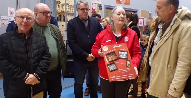 photo  nicole biard qui a été honorée pour ses 48 années au sein du club de changé continue l’aventure.   &copy;  le maine libre 