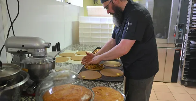 photo  anthony landais réalise tous les ingrédients de ses galettes artisanales et bio.  &copy;  ouest-france 