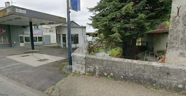 photo  un garagiste a sauvé une femme de la noyade, jeudi 15 janvier 2026 à matha (charente-maritime). photo d’illustration.  &copy;  google street view 