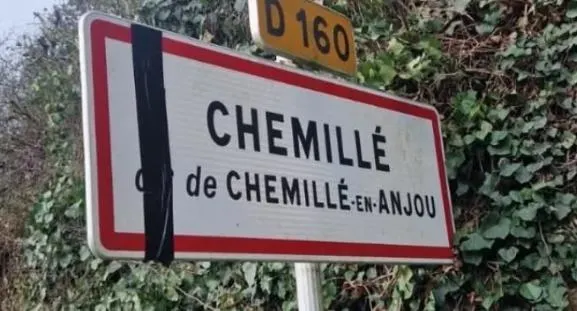 photo  le panneau d’entrée de la commune de chemillé, en maine-et-loire.  &copy;  capture d’écran facebook : jeunes agriculteurs de maine-et-loire 