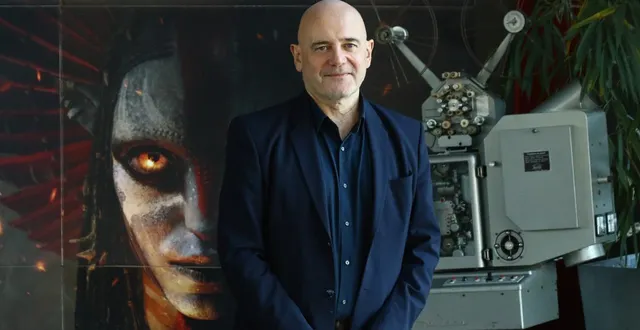 photo  yann legargeant, gérant du cinémarine à saint-gilles-croix-de-vie, devant l’affiche d’un film à succès en 2025 : avatar, de feu et de cendres.  &copy;  ouest-france 