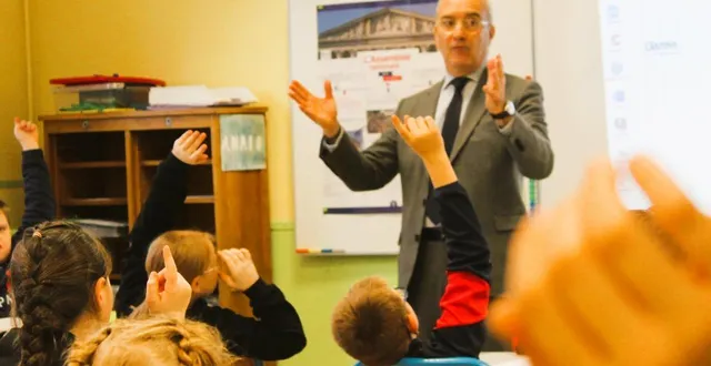 photo  un député à l’écoute et des élèves curieux, nombreux à lever la main tout au long de l’échange.   &copy;  le maine libre 