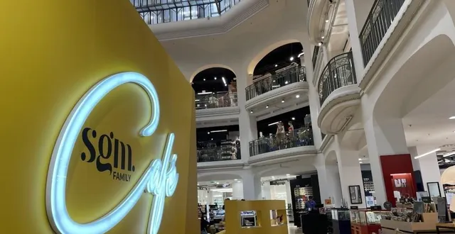 photo  depuis le 4 novembre, le grand magasin des galeries lafayette, place du ralliement à angers, est devenu un bhv.  &copy;  ouest-france 