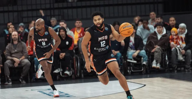 photo  trevor hudgins (balle en main), johnny berhanemeskel et les manceaux ont battu galatasaray, ce mercredi 21 janvier 2026.  &copy;  bcl 