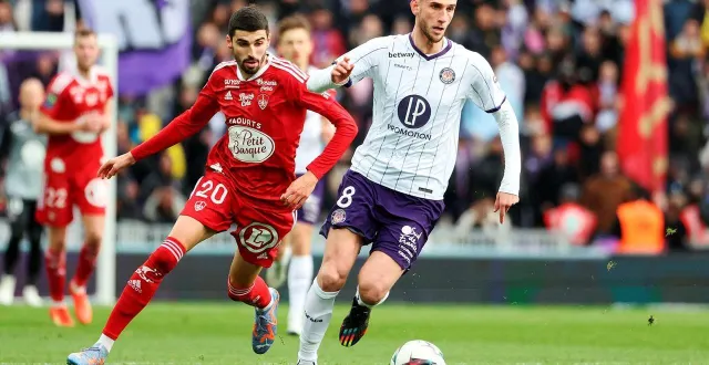 photo  le néerlandais branco van den boomen, ici en janvier 2023 sous le maillot de toulouse contre brest, va retrouver la ligue 1.  &copy;  afp 