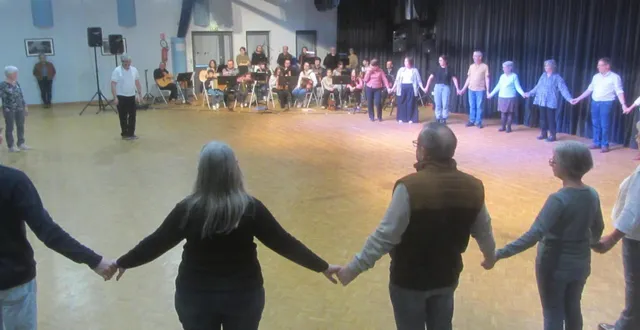 photo  christian vital, président de l’association les danseurs du thiberge (au centre), explique aux participants les détails des pas à réaliser pour ces danses traditionnelles.  &copy;  ouest-france 