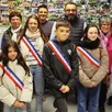 photo  après le dépouillement des urnes en fin de journée, les nouveaux conseillers municipaux jeunes ont enfilé l’écharpe tricolore pour 18 mois. ici en compagnie de marie-madeleine monnier, la maire de chalonnes (cinquième à partir de la droite), des adjoints et conseillers municipaux, et de martin bouchaud l’animateur jeunesse de la ville (troisième rang au milieu). 
