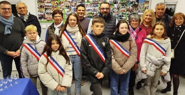 photo  après le dépouillement des urnes en fin de journée, les nouveaux conseillers municipaux jeunes ont enfilé l’écharpe tricolore pour 18 mois. ici en compagnie de marie-madeleine monnier, la maire de chalonnes (cinquième à partir de la droite), des adjoints et conseillers municipaux, et de martin bouchaud l’animateur jeunesse de la ville (troisième rang au milieu).  &copy;  ouest-france 
