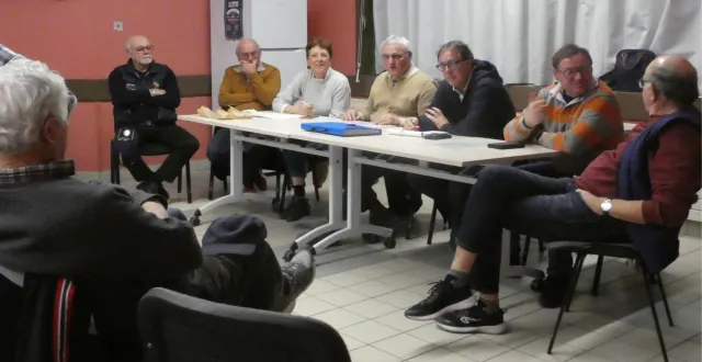 photo  sylvie duchesnes, avec bernard tronchet à sa gauche, et une partie du bureau a présidé sa première l’assemble générale.  &copy;  ouest-france 