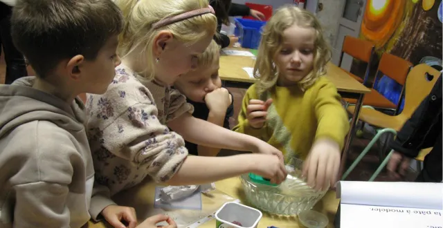 photo  lundi, jérémy bénard, directeur de l’école primaire, a accompagné les enfants à la bibliothèque où se déroulait l’exposition interactive sur l’eau proposée par l’association maine sciences. les écoliers ont pu tester tout un panel d’expériences liées à ce thème.  &copy;  ouest-france 