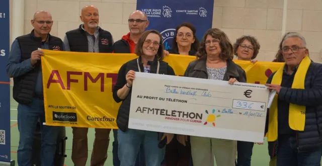 photo  clémentine malet-patey, présidente du club de handball, organisait, samedi, un tournoi jeune et une remise de don pour le téléthon. pour sa première participation, le club a remis 336 € aux membres du comité départemental. au programme également la remise des maillots des u19 de la nouvelle entente avec le club de mamers.  &copy;  ouest-france 