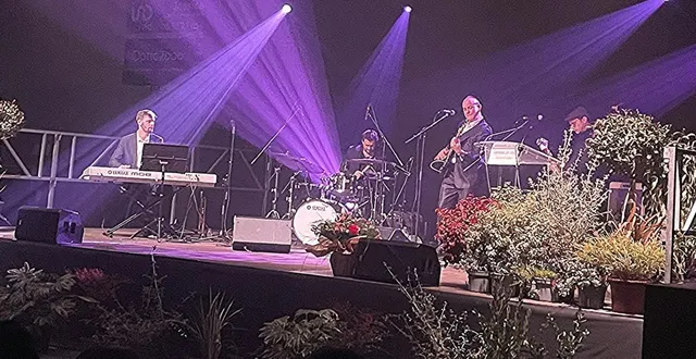 photo  le groupe composé par les professeurs de l’école de musique de doué-en-anjou a embarqué l’assistance dans les années 1980.  &copy;  co 