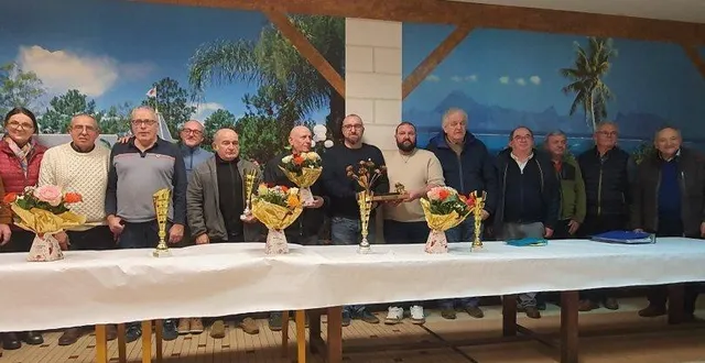 photo  le cercle saint-pierre a accueilli, dimanche 11 janvier, la traditionnelle finale de boule de fort devant près de 60 spectateurs et en présence de plusieurs élus de doué-en-anjou. pas moins de 240 équipes ont participé à la compétition. fidèle à la tradition, chacune est repartie avec un rosier offert par les rosiéristes locaux. julien et jérôme mareau, représentants de l’union agricole de thouarcé, ont remporté la 61e édition du challenge des mousquetaires de la rose en s’imposant 12 à 8 face à andré robert et joël thomas, du bon conseil d’angers. la troisième marche du podium est occupée par bruno richard et frédéric asseray, de saint-pierre-valanjou, devant christian cabret et jean-paul falgère, des amis réunis de chacé. enfin, la tombola a souri à camille asseray, qui remporte une paire de boules.  &copy;  co 