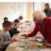 photo  comme ici lors d’un atelier d’initiation à l’aquarelle, les talents sont sollicités par le centre de loisirs pour épauler les enfants. 