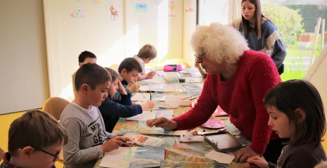 photo  comme ici lors d’un atelier d’initiation à l’aquarelle, les talents sont sollicités par le centre de loisirs pour épauler les enfants.  &copy;  co 