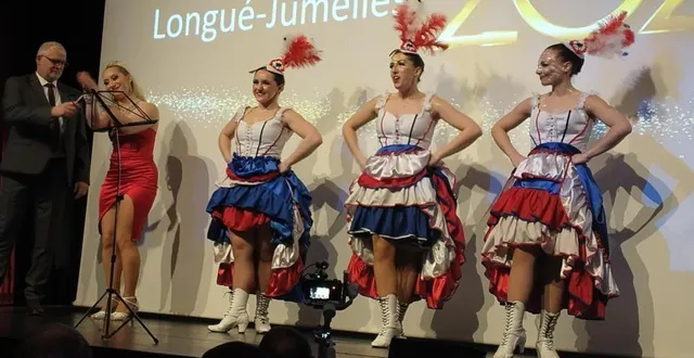 photo  la troupe du lotus bleu a animé la cérémonie des vœux, ici en compagnie de sylvain lefebvre, 1er adjoint.  &copy;  co 