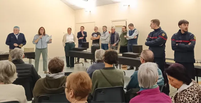 photo  l’adjointe sophie viot (avec le micro) a présidé la cérémonie des vœux et présenté l’agent recenseur patrick duroch (à l’extrémité gauche).  &copy;  le maine libre 