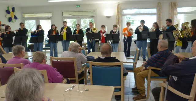 photo  une douzaine de collégiens accompagnés de leurs professeurs ont donné une demi-heure de concert.  &copy;  le maine libre 