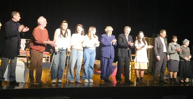 photo  troisième à gauche, bernard clément, le metteur en scène entouré des acteurs.  &copy;  co 
