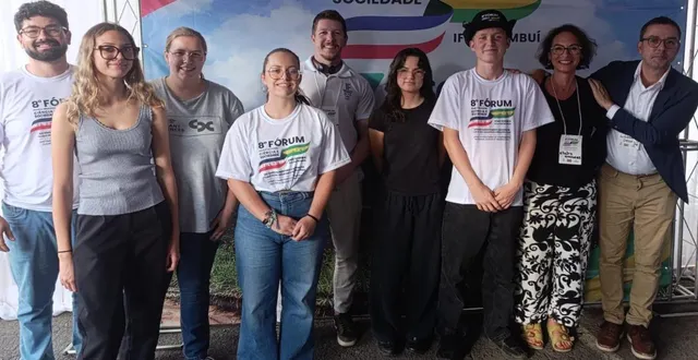 photo  les lycéens français et brésiliens en compagnie de leurs responsables. julie véglio est deuxième en partant de la gauche.  &copy;  co 