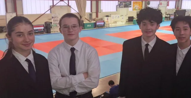 photo  après leurs combats, camille, zoé, samuel et pablo (de g. à d.) ont rejoint l’équipe des arbitres pour les finales départementales.  &copy;  co 