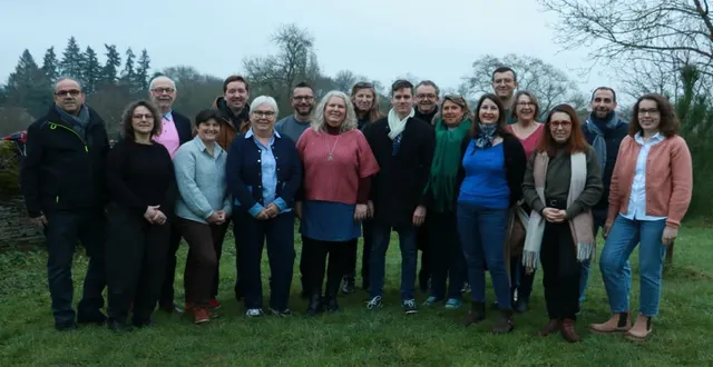 photo  gérard davinroy, philippe kerebel, julien monterisi, jonathan mazzardi, nathalie duarte, jérôme perrault, jochen rousse, martine launay, jérémie dessomme, nadège ezechiel, florence diard, anne-marie forest, isabelle clémot, (tête de liste), denis roselier, delphine réveillère, aude lodi, amélie grillet, alizée marie.  &copy;  co 