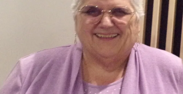 photo  josiane doire et sa médaille épinglée sur son gilet.  &copy;  le maine libre 