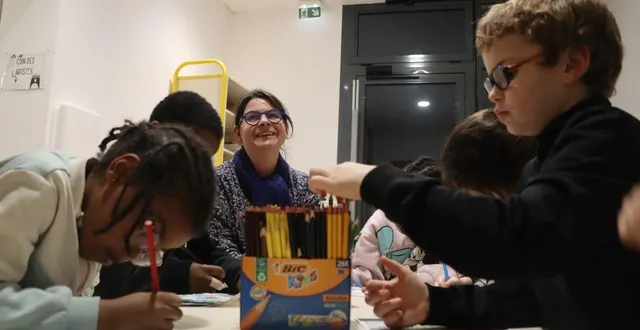 photo  laëtitia, la maman de mila, est venue encadrer des ateliers proposés lors des nuits de la lecture, à l’école du gai levant, mardi 20 janvier 2026.  &copy;  ouest-france 