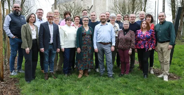 photo  les candidats de la liste candé et vous, construisons demain conduite par nicolas bouildé (au centre).  &copy;  sd 