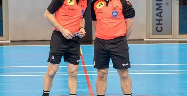 photo  benoist menard et christophe croizé arbitrent plus de 30 matchs de handball dans l’année.  &copy;  gérard passelergue 